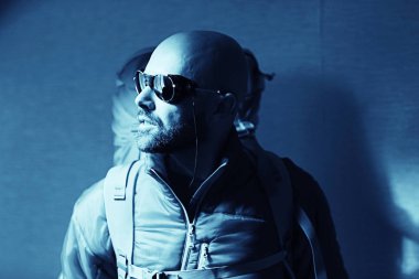 acımasız adam sırt çantası, turist, zam, Aktif istirahat kavramı ile. Adamla dağcılık için donatım