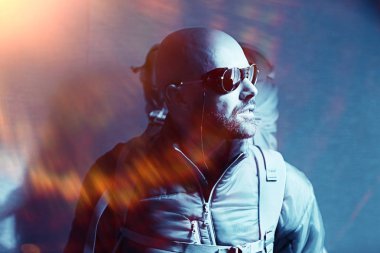 acımasız adam sırt çantası, turist, zam, Aktif istirahat kavramı ile. Adamla dağcılık için donatım