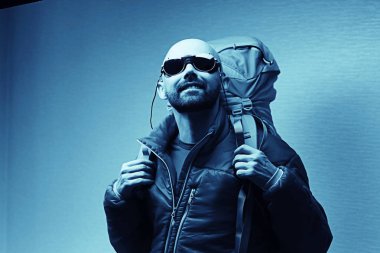 acımasız adam sırt çantası, turist, zam, Aktif istirahat kavramı ile. Adamla dağcılık için donatım