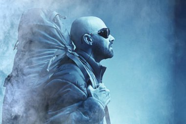 Gözlüklü sakallı adam portresi stüdyo