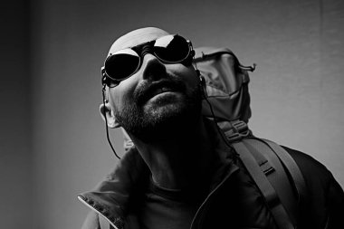 güneş gözlüğü ve sırt çantası ile sakallı adam portresi stüdyo