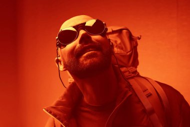 acımasız adam sırt çantası, turist, zam, Aktif istirahat kavramı ile. Adamla dağcılık için donatım