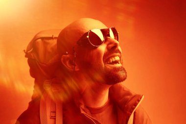 acımasız adam sırt çantası, turist, zam, Aktif istirahat kavramı ile. Adamla dağcılık için donatım