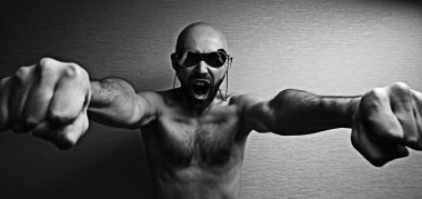 adam, erkeklik ve güç kavramı acımasız portresi