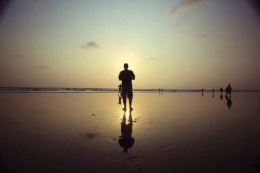 Hindistan, okyanus, sahil, tatil kavramı kum plajındaki adam