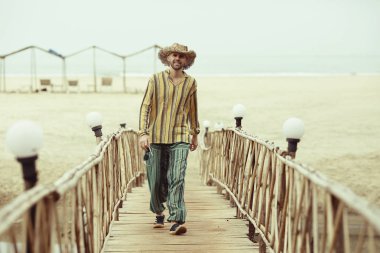 Hindistan, okyanus, sahil, tatil kavramı kum plajındaki adam