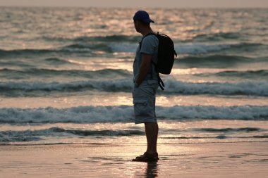 Hindistan, okyanus, sahil, tatil kavramı kum plajındaki adam
