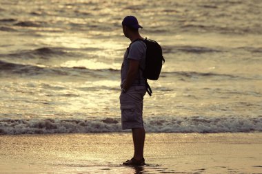 Hindistan, okyanus, sahil, tatil kavramı kum plajındaki adam