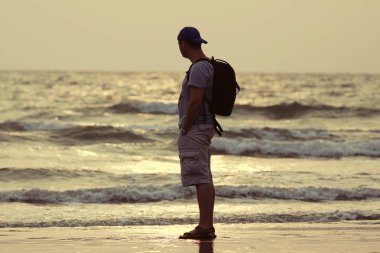 Hindistan, okyanus, sahil, tatil kavramı kum plajındaki adam
