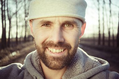 gülümseme, neşeli adam sakallı adam bakar, kamera 