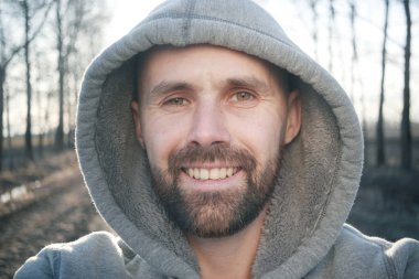 gülümseme, neşeli adam sakallı adam bakar, kamera 