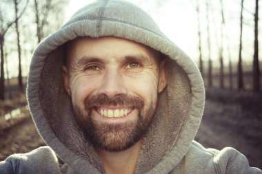 gülümseme, neşeli adam sakallı adam bakar, kamera 