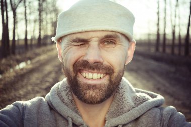 acımasız adam sırt çantası, turist, zam, Aktif istirahat kavramı ile. Adamla dağcılık için donatım