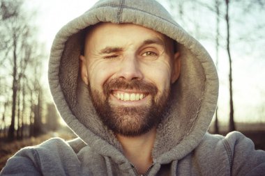 gülümseme, neşeli adam sakallı adam bakar, kamera 