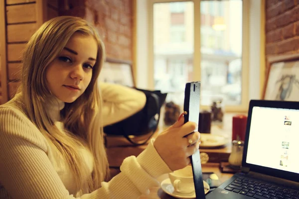 Young Woman Working Laptop Cafe Concept Remote Work Training Student — Stock Photo, Image