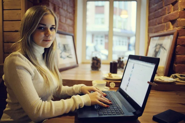 Young Woman Working Laptop Cafe Concept Remote Work Training Student — Stock Photo, Image
