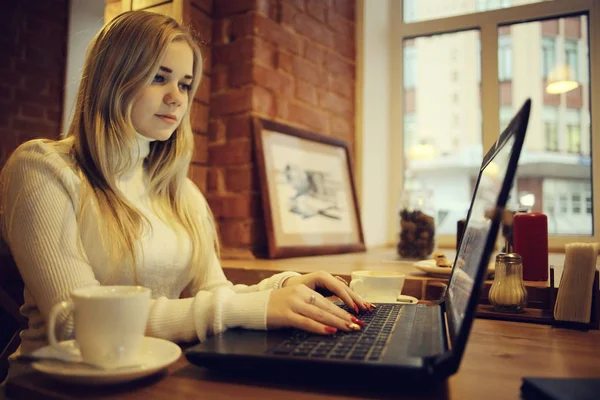 Ung Kvinna Som Arbetar Laptop Café Begreppet Distansarbete Utbildning Student — Stockfoto