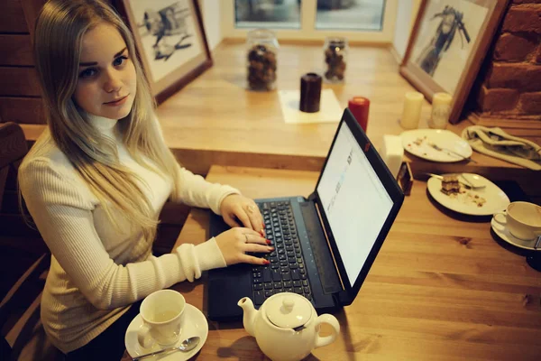 Молодая Женщина Работающая Ноутбуке Кафе Концепция Удаленной Работы Обучение Подготовка — стоковое фото