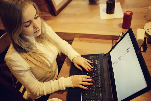 Young Woman Working Laptop Cafe Concept Remote Work Training Student — Stock Photo, Image