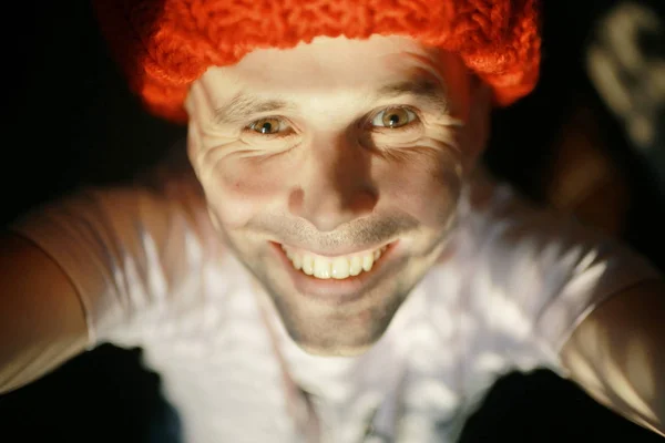 Porträtt Glad Lycklig Man Brutal Man Klädd Röd Stickad Mössa — Stockfoto