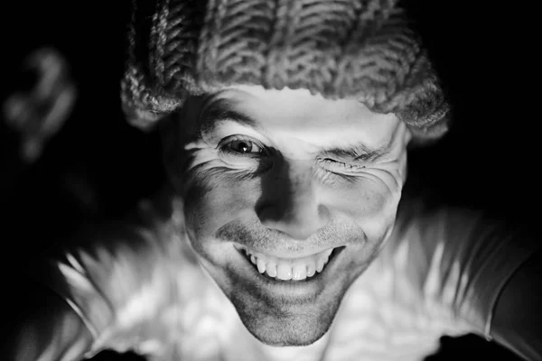 Portret Szczęśliwy Człowiek Wesoły Brutalny Człowiek Ubrany Dzianiny Wpr Uśmiechając — Zdjęcie stockowe