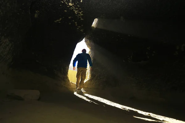 Entrada Cueva Viajero Masculino Encuentra Los Rayos Luz Salida Cueva —  Fotos de Stock