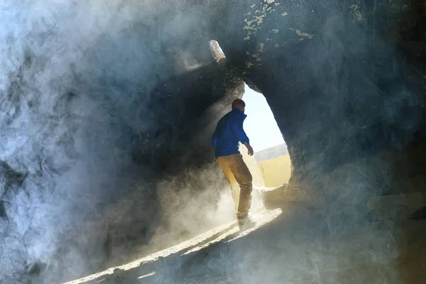 Ingången Till Grottan Manlig Resenär Står Ljusstrålar Vid Utloppet Grottan — Stockfoto