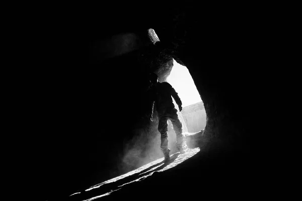 Vchod Jeskyně Mužský Cestovatel Stojí Paprscích Světla Výstupu Jeskyně Historické — Stock fotografie