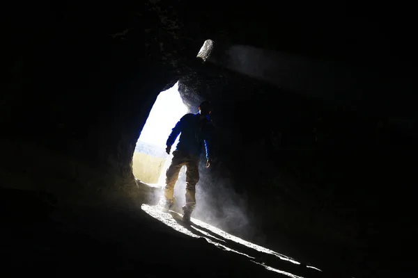 Entrada Para Caverna Viajante Masculino Fica Nos Raios Luz Saída — Fotografia de Stock
