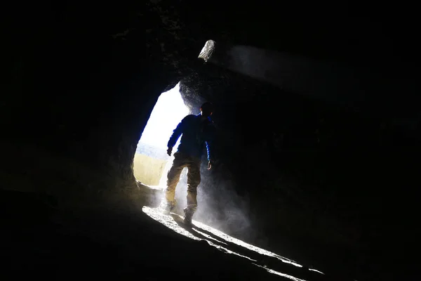 Ingresso Alla Grotta Viaggiatore Maschio Erge Nei Raggi Luce All — Foto Stock