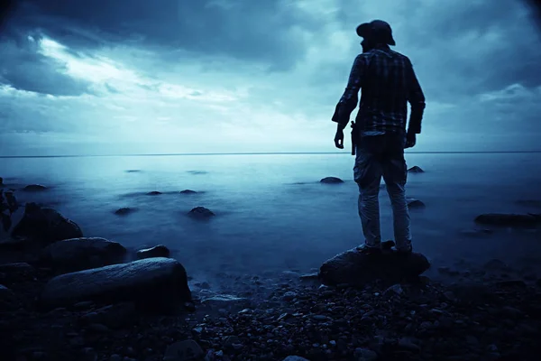 Hombre Solitario Orilla Del Mar Concepto Espera Soledad — Foto de Stock