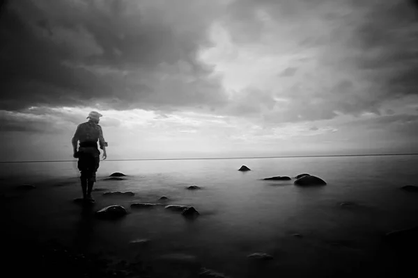 Samotny Mężczyzna Morza Koncepcję Oczekiwania Lub Samotność — Zdjęcie stockowe