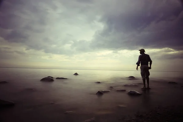 Hombre Solitario Orilla Del Mar Concepto Espera Soledad — Foto de Stock