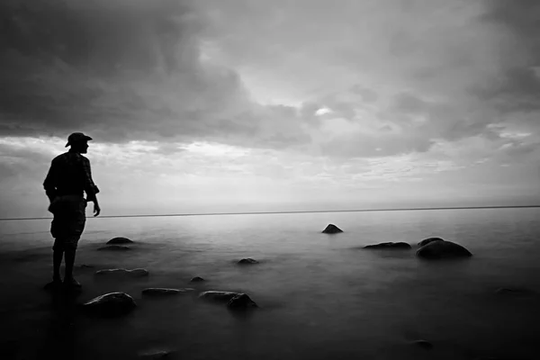 孤独的人在海边 等待或寂寞的概念 — 图库照片