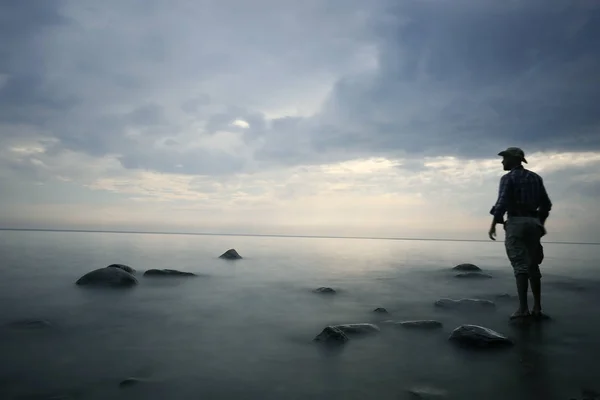 Osamělý Muž Pobřeží Koncept Čekání Nebo Osamělost — Stock fotografie