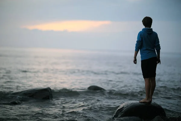 Νεαρή Γυναίκα Που Βλέπει Θάλασσα Στέκεται Στην Ακτή — Φωτογραφία Αρχείου