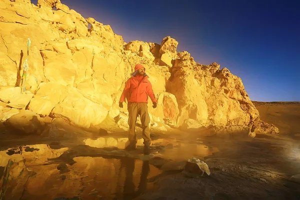 Uomo Solitario Che Viaggia Lungo Canyon Deserti Paesaggio Altopiani — Foto Stock