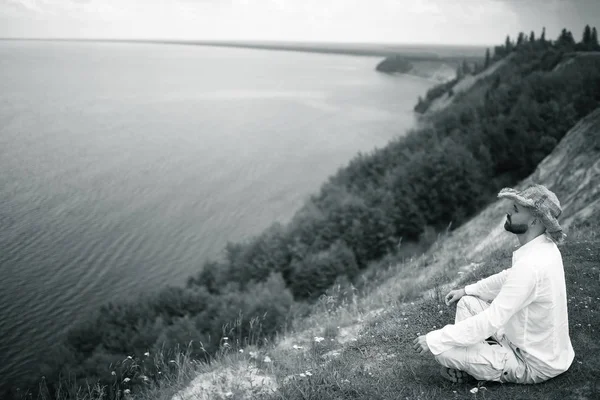 Mann Ruht Ufer Des Sees Klippe Meditation Konzept Der Entspannung — Stockfoto