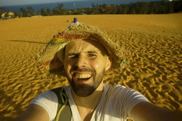 Retrato Homem Feliz Alegre Chapéu Palha Livre — Fotografia de Stock