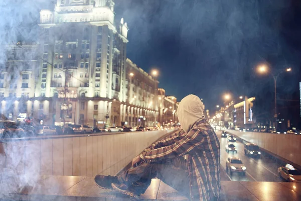 Mann Und Nacht Stadtbeleuchtung Urban Lonely Guy Konzept Stress Straße — Stockfoto