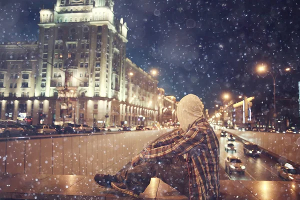 Homem Noite Cidade Luzes Urbano Solitário Conceito Cara Estresse Estrada — Fotografia de Stock