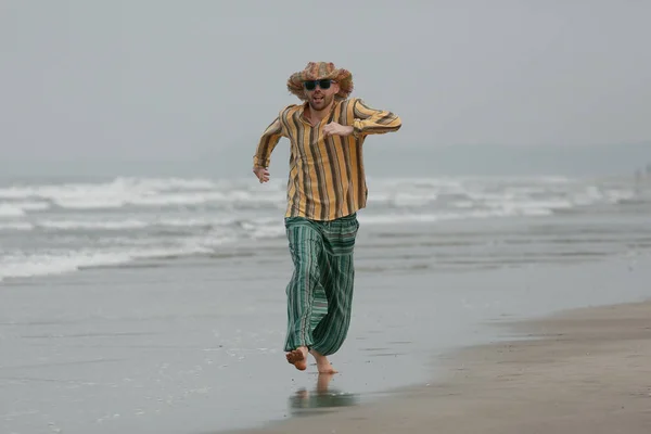 Mann Sandstrand Indien Meer Küste Urlaubskonzept — Stockfoto