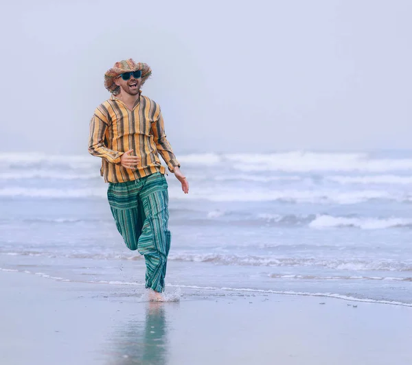 Homem Praia Areia Índia Oceano Costa Conceito Férias — Fotografia de Stock