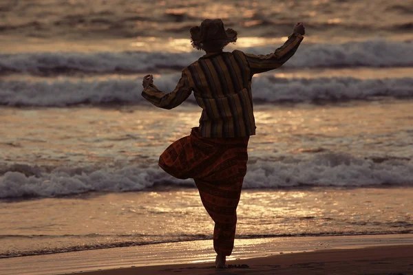 Homem Praia Areia Índia Oceano Costa Conceito Férias — Fotografia de Stock