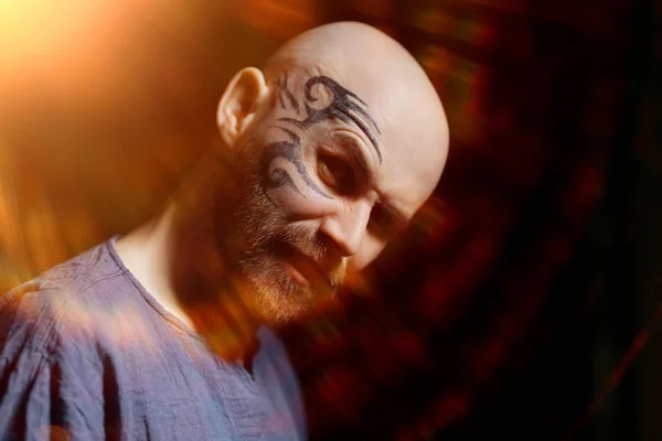 Портрет Жестокого Бородатого Мужчины Татуировкой Лице — стоковое фото