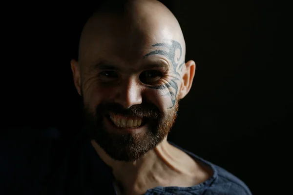 Retrato Homem Barbudo Brutal Com Tatuagem Rosto — Fotografia de Stock