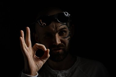 Yüzünde dövme ile acımasız sakallı adam portresi