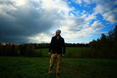 acımasız adam sırt çantası, zam, Aktif istirahat kavramı ile. Adamla gün batımında dağcılık için donatım