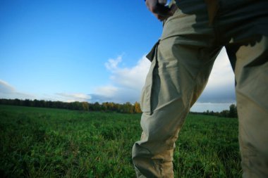 gün batımı, zam, Aktif istirahat kavramı, yeşil çim üzerinde sırt çantası ile acımasız adam