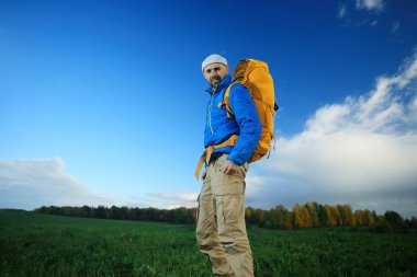 acımasız adam sırt çantası, turist, zam, Aktif istirahat kavramı ile. Adamla dağcılık için donatım